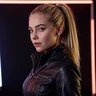 Spielerin Lena mit Pferdeschwanz und Lederjacke - Casoola Bonus Bewertung