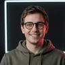 Spieler Marco mit Brille und Hoodie - Casoola Bonus Bewertung