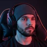 Spieler Tim mit Bart und Gaming-Headset - Casoola Bonus Bewertung